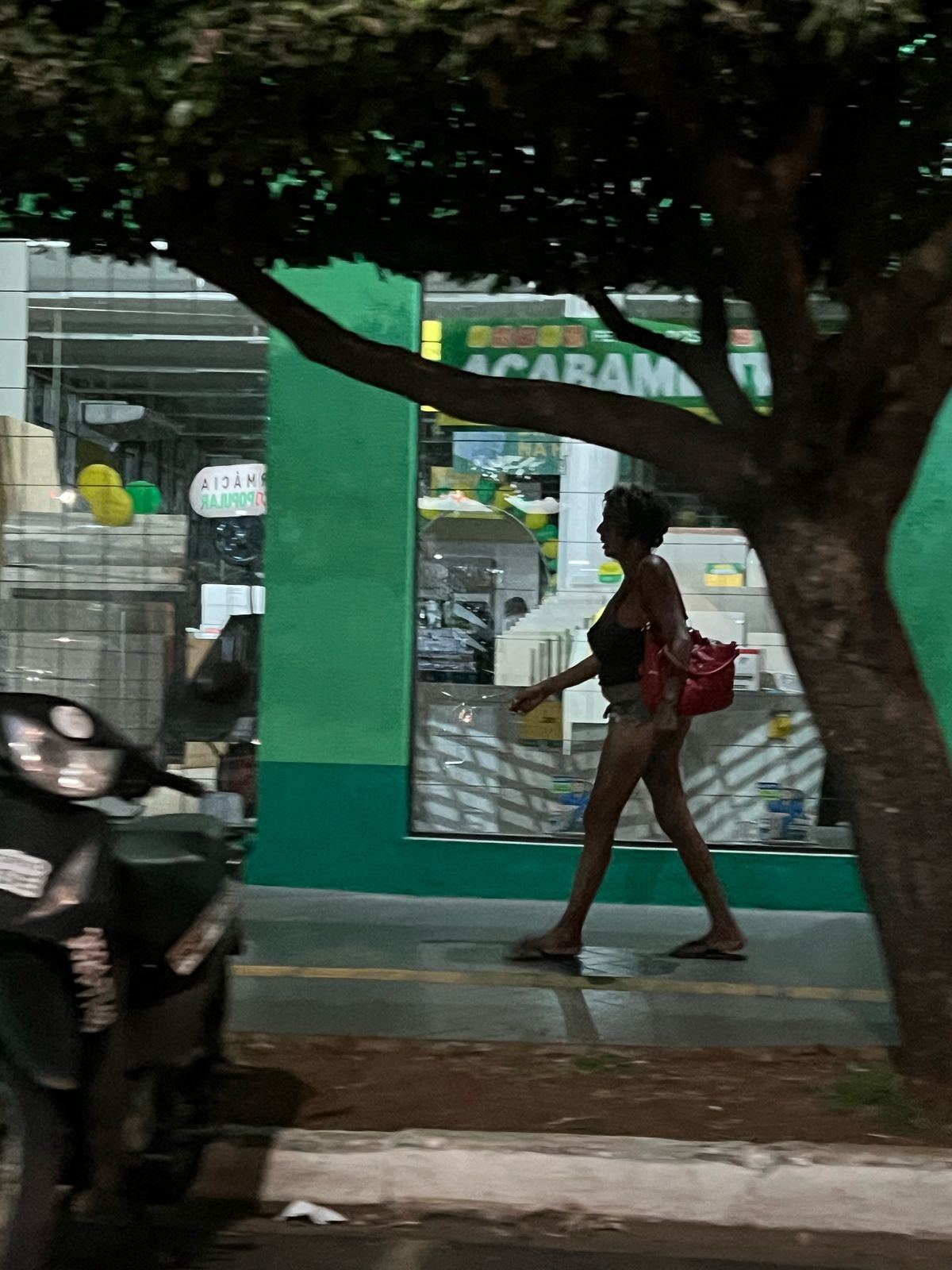 Moradores pedem medidas para travesti em situação de rua