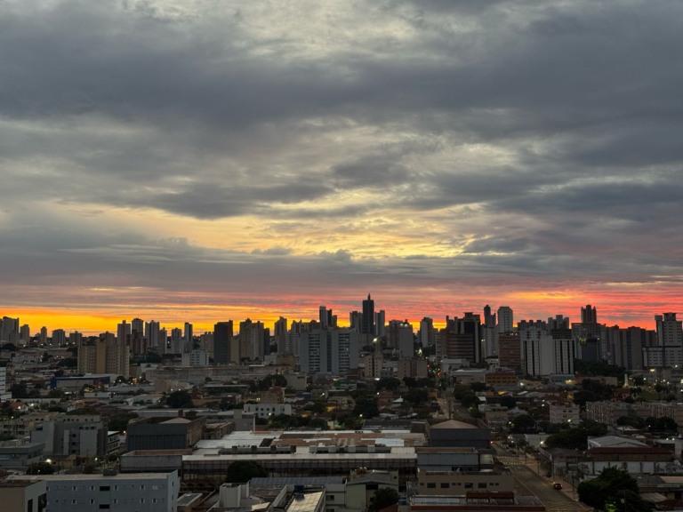 Sol entre nuvens sobre a cidade de Campo Grande em manhã sem chuvas