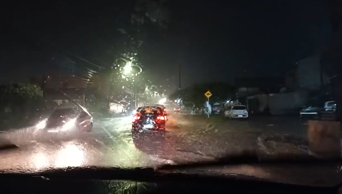 Avenida Tamandaré durante chuvas na noite de ontem (11) - Foto: Bianca Queiroz