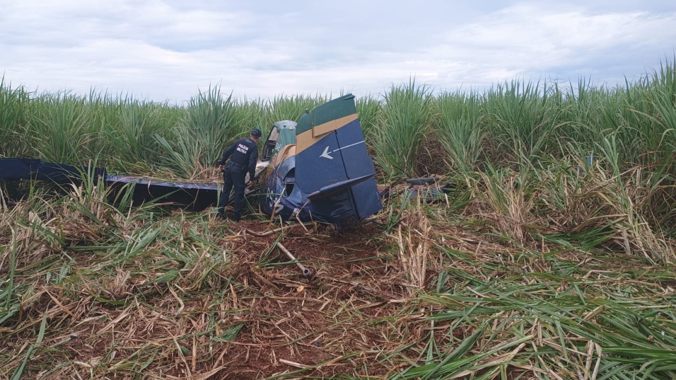 Fuselagem do avião ficou bastante danificada após impacto - Foto: Marcos Donzeli/Rádio Massa FM