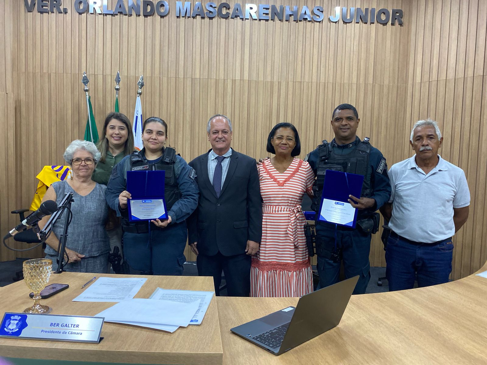 Vereador Pinduca entregou a honraria aos policiais militares (Foto: Gabi Almeida/Assessoria Parlamentar)