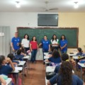 Agentes de endemias interagem com alunos para reforçar combate ao mosquito (Foto: DICOM)