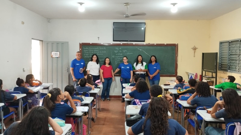 Agentes de endemias interagem com alunos para reforçar combate ao mosquito (Foto: DICOM)