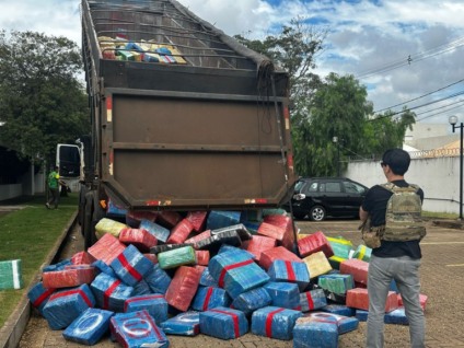 O motorista foi preso em flagrante e pode responder por tráfico de drogas 