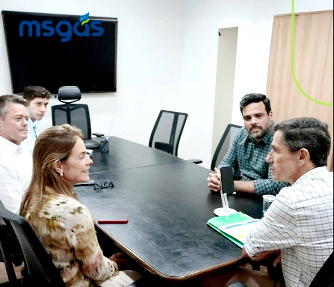 CEO da companhia, Cristiane Schmidt, e o diretor Fabrício Marti se reuniram com representantes da SEILOG. Foto: Divulgação/Assessoria,