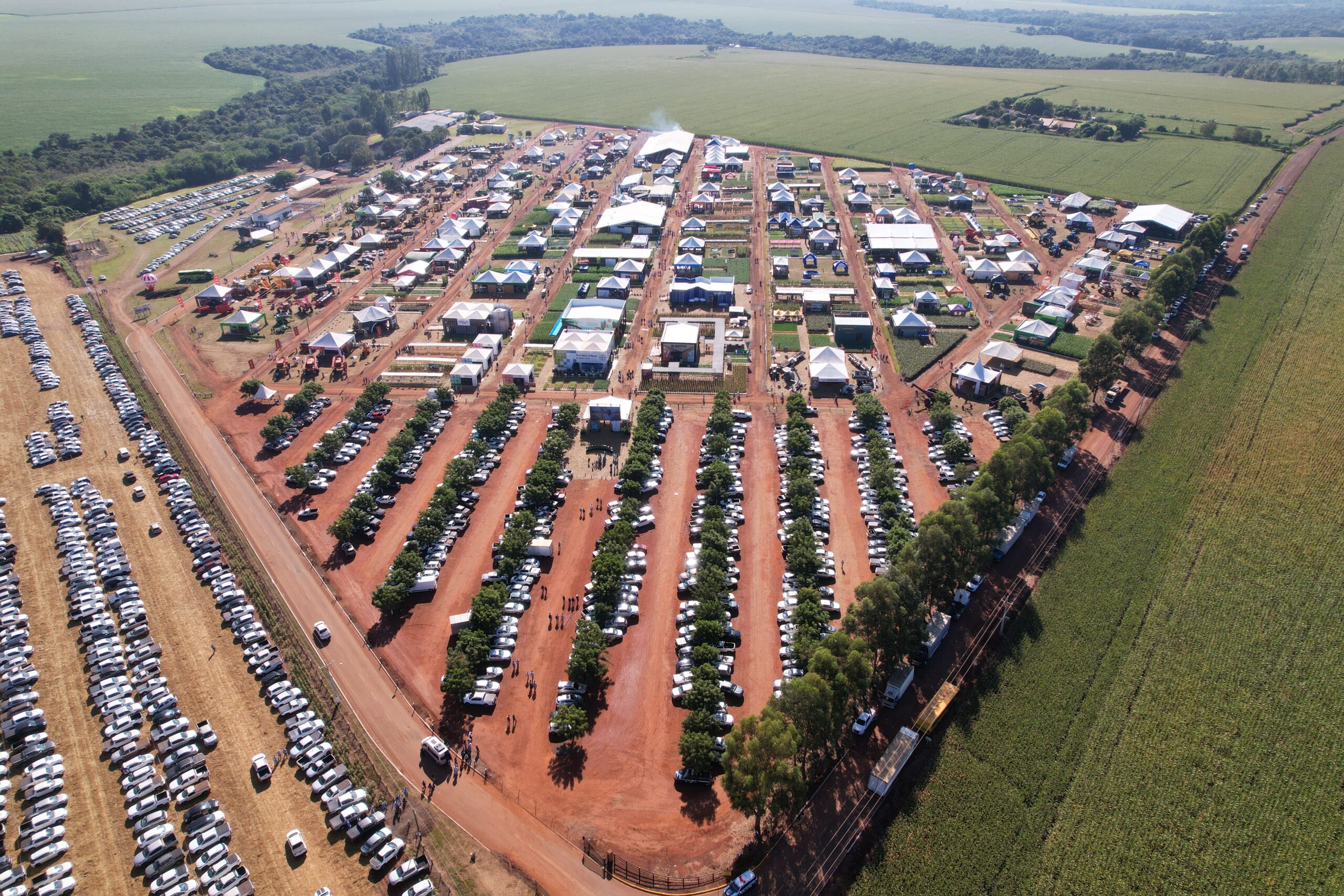 Demonstração de tecnologia agrícola com máquinas em operação no Showtec 2025
