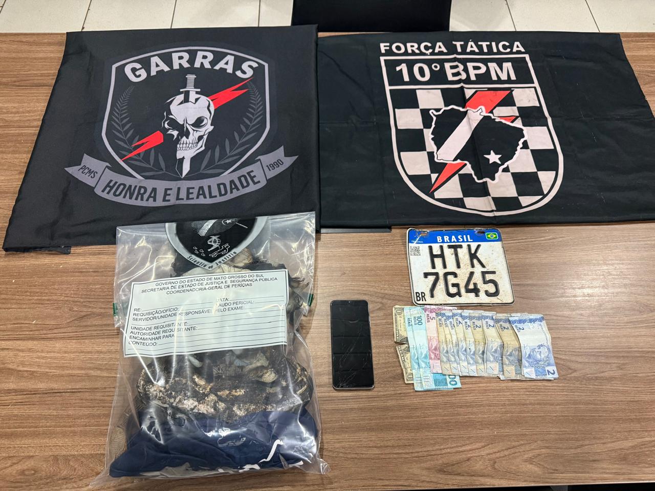 Materiais que estavam com o suspeito e foram apreendidos. Foto: Reprodução /Policia Civil MS