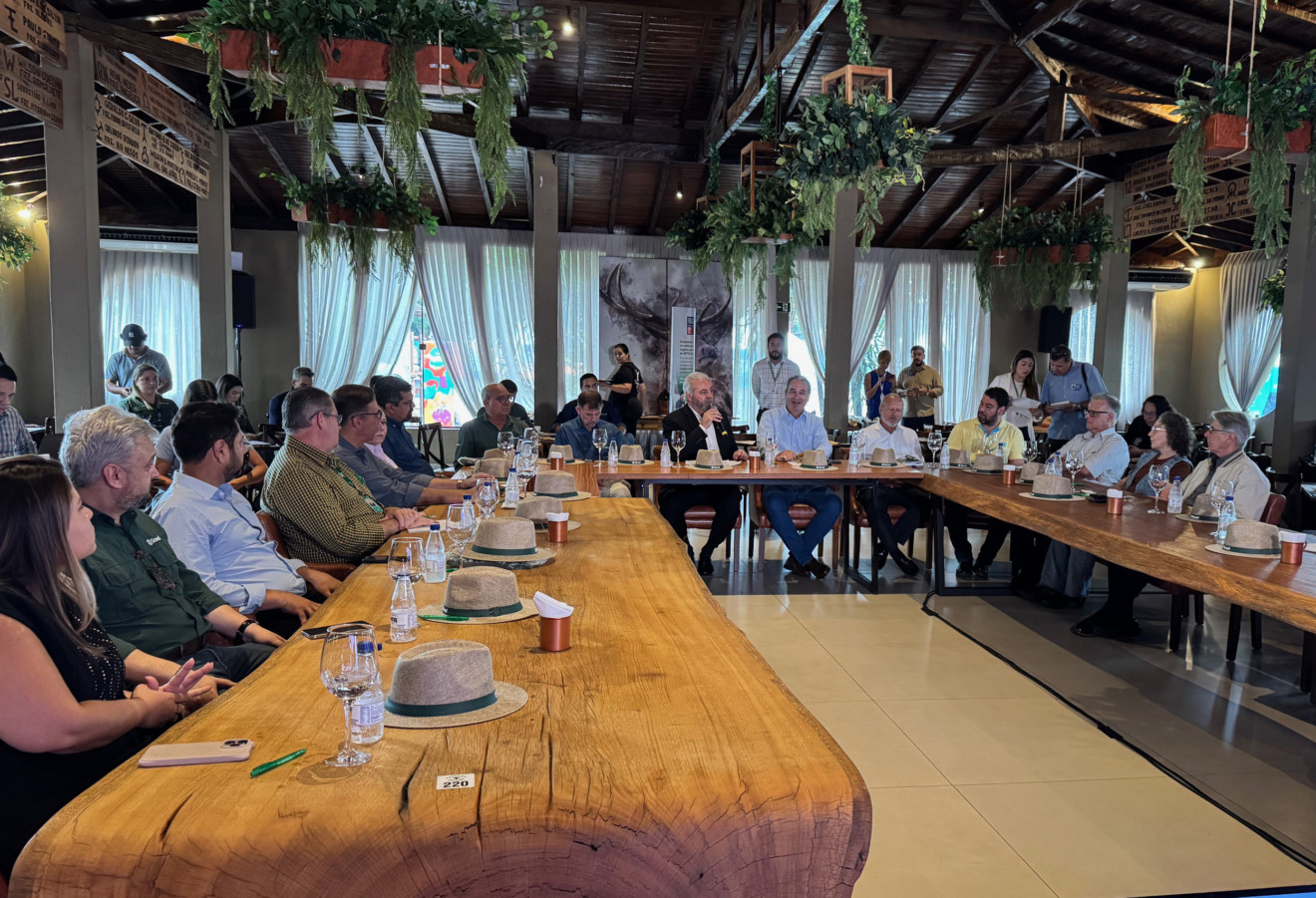 Autoridades e representantes do Sicredi durante reunião do CEIF/FCO em MS