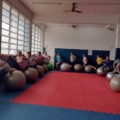 Mulheres durante aulas de pilates em grupo durante aula gratuita em Campo Grande
