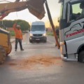 Asfalto recém inaugurado cede com caminhão no Jardim Alvorada
