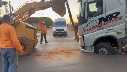 Asfalto recém inaugurado cede com caminhão no Jardim Alvorada