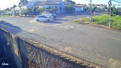 Desrespeito a lei de trânsito termina em acidente e capotamento