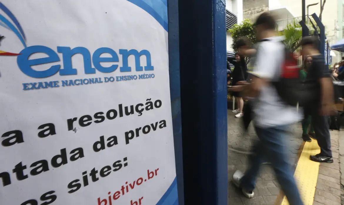 O período para solicitar isenção da taxa de inscrição no Exame Nacional do Ensino Médio (Enem) 2025 se encerra na próxima sexta-feira (25).  Foto: Reprodução/Agência Brasil