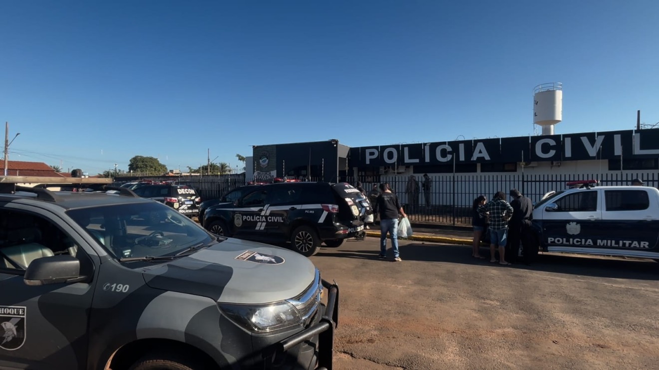 Base da operação é a Delegacia de Polícia Civil, para onde estão sendo conduzidos os presos e material apreendido (Foto: Nestor Júnior/Cultura FM)