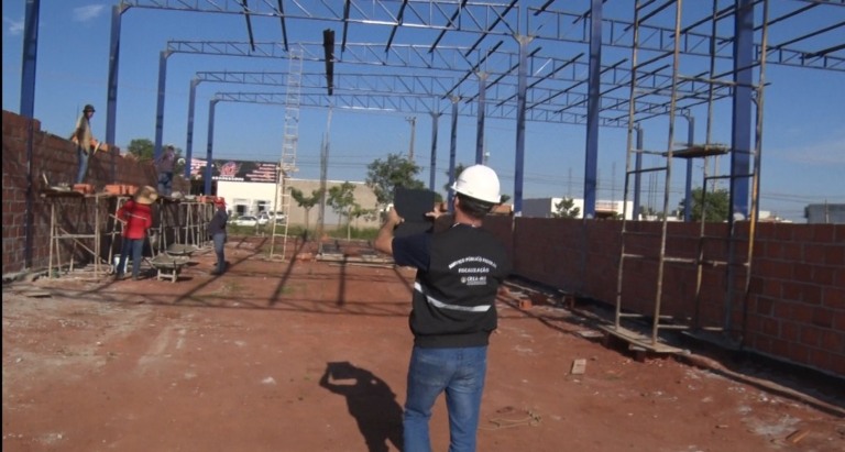 As principais infrações encontradas pelas equipes de fiscalização incluem a ausência de ART- Foto: Reprodução TVC