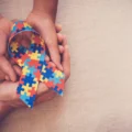 O autismo é uma condição que afeta a comunicação e o comportamento - Foto: Reprodução/Internet