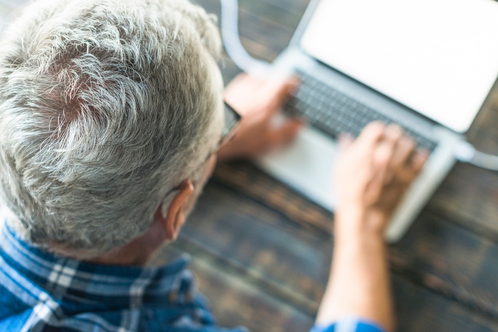 Advogado traz orientações importantes para os idosos sobre como acompanhar a situação pela internet - Foto: Freepik