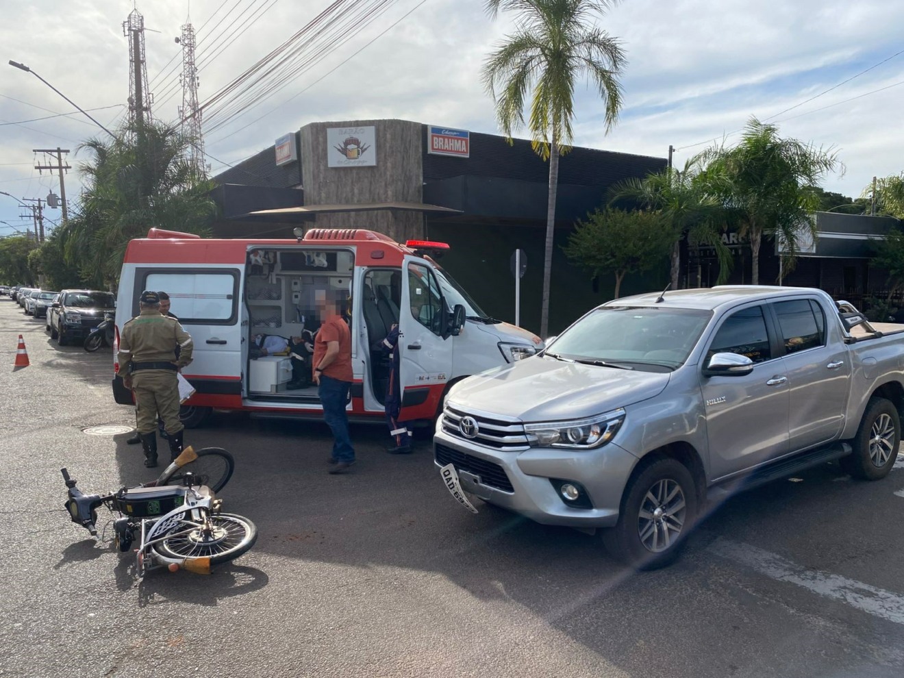 Motorista de caminhonete teria sido surpreendido por bicicleta elétrica que surgiu repentinamente pela contra mão, na rua Munir Thomé. Foto: Divulgação.