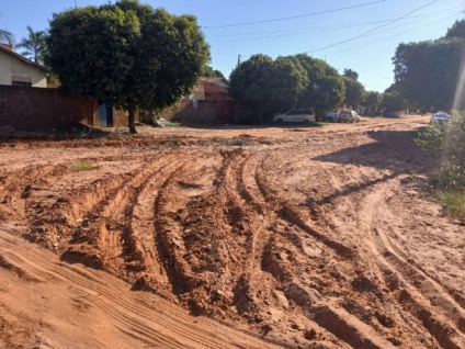 Moradores do Jardim das Violetas cobram falta de asfalto