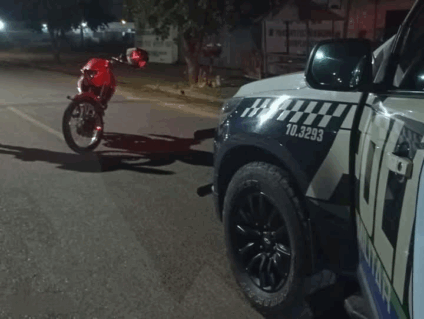 Polícia Militar apreende moto com sinais de acidente deixada em avenida