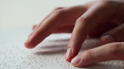 Entre os recursos de acessibilidade disponibilizados estão prova em braile - Foto: Shutterstock