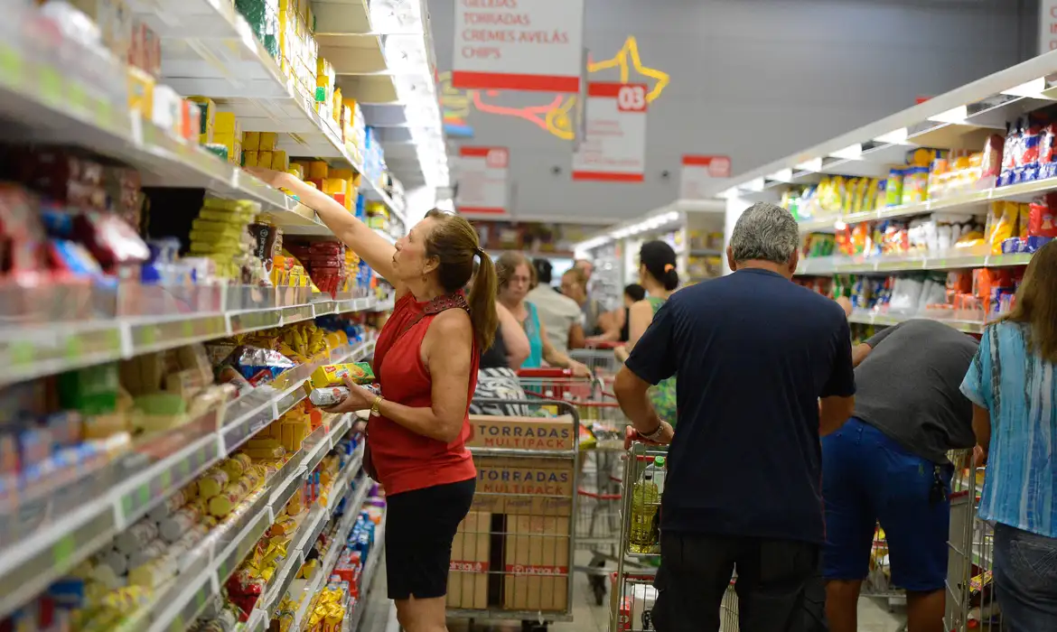 Redução foi influenciada principalmente pela menor intenção de comprar bens duráveis - Foto: Reprodução/ Agência Brasil