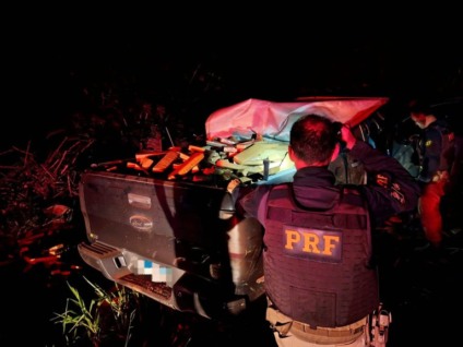 Veículo foi deixado após perseguição que mobilizou PRF e Batalhão de Choque