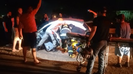 Colisão entre carro e caminhão deixa motorista preso nas ferragens Colisão entre carro e caminhão deixa motorista preso nas ferragens