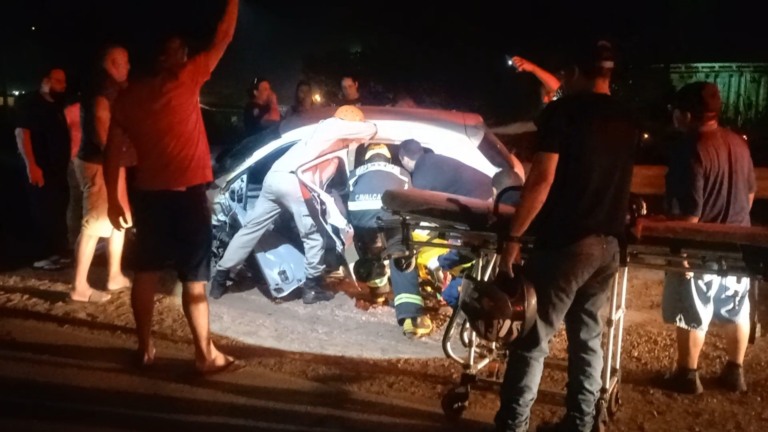 Colisão entre carro e caminhão deixa motorista preso nas ferragens Colisão entre carro e caminhão deixa motorista preso nas ferragens