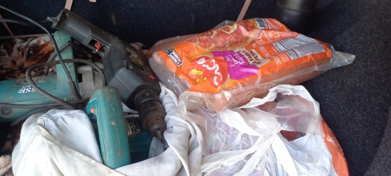 Usuário de drogas furta linguiças salsichas e ferramentas de primo