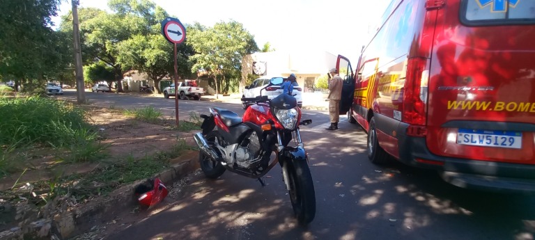 Motociclista é fechado após carro realizar conversão à esquerda no Santos Dumont
