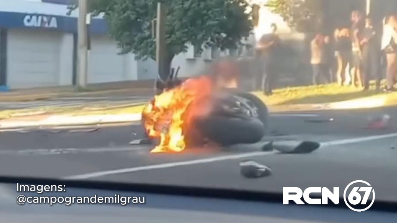 Moto em chamas após colisão e explosão na Afonso Pena