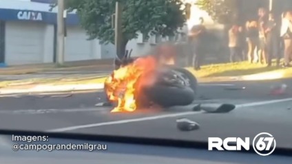 Moto em chamas após colisão e explosão na Afonso Pena Moto em chamas após colisão e explosão na Afonso Pena
