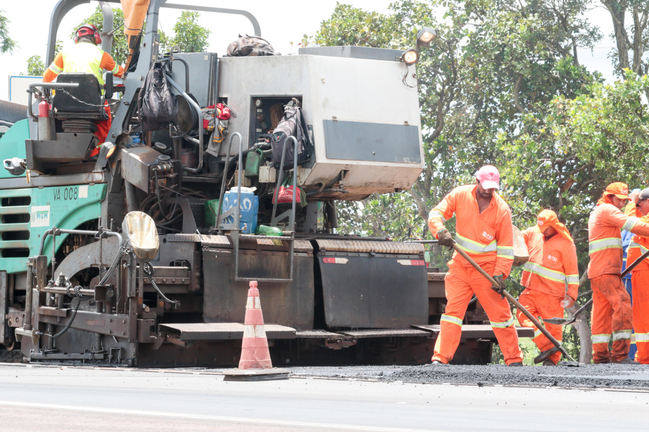 Estão sendo realizados serviços como tapa-buracos e reparos no pavimento. Foto: Marcelo Varela/ CCR MSVia