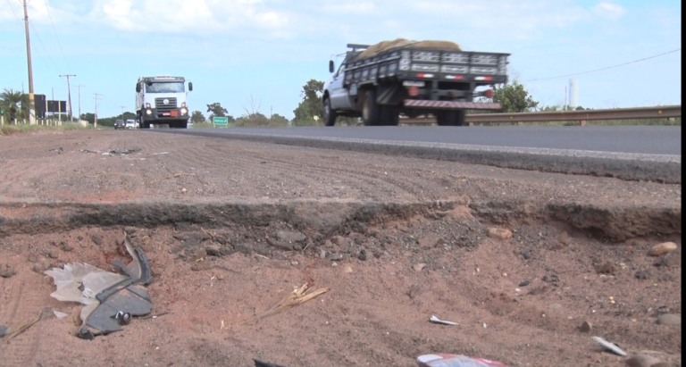 Buracos e falta de acostamento expõem riscos em trecho urbano das rodovias BR-262 e BR-158 Buracos e falta de acostamento expõem riscos em trecho urbano das rodovias BR-262 e BR-158