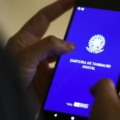Candidatos que optarem pela CTPS digital precisam estar com o celular carregado. Foto: Arquivo/RCN67