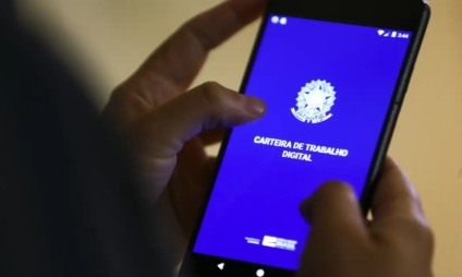 Candidatos que optarem pela CTPS digital precisam estar com o celular carregado. Foto: Arquivo/RCN67