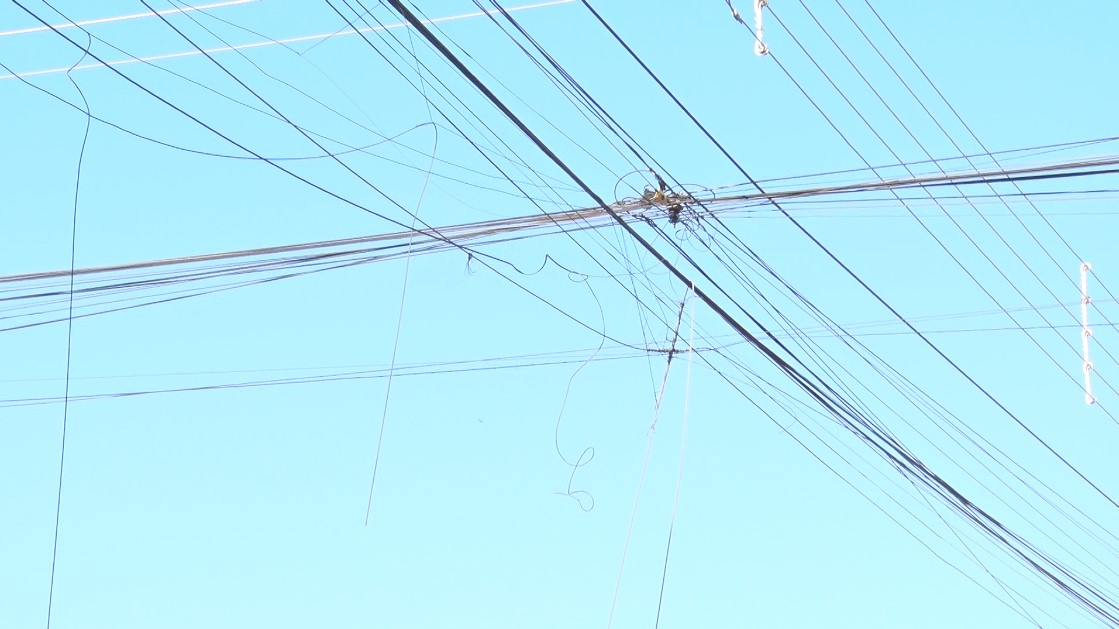O objetivo da ação é retirar fios, caixas e outros equipamentos das redes de telecomunicações que estejam instalados de forma irregular, desobedecendo as regras de segurança exigidas pelo setor. Foto: Reprodução/TVC HD.