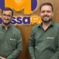 Emerson Rocha  e Wesley Kossa nos estúdios da Massa FM CG - Foto: Tainara Giani