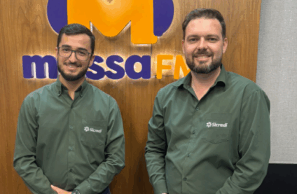 Emerson Rocha  e Wesley Kossa nos estúdios da Massa FM CG - Foto: Tainara Giani