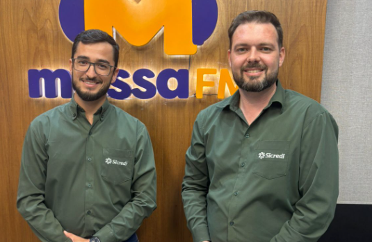 Emerson Rocha  e Wesley Kossa nos estúdios da Massa FM CG - Foto: Tainara Giani