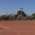 Moradores do Jardim Maristela transformam área abandonada em praça esportiva