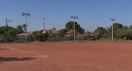 Moradores do Jardim Maristela transformam área abandonada em praça esportiva Moradores do Jardim Maristela transformam área abandonada em praça esportiva