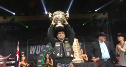 Cowboy de Ribas do Rio Pardo é tricampeão mundial de rodeio
