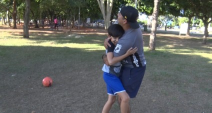 Dia do Abraço: psicóloga aponta que o gesto controla o sistema nervoso