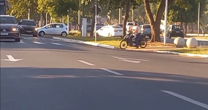 TVC na Rua: motociclista é flagrada atravessando canteiro central na avenida Rosário Congro