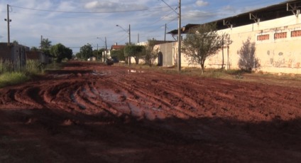 Moradores ficam impedidos de transitar em rua do bairro Jardim Alvorada