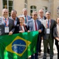 Presidente da Famasul em Paris celebrando reconhecimento internacional da OMSA