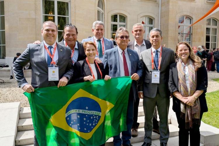 Presidente da Famasul em Paris celebrando reconhecimento internacional da OMSA Presidente da Famasul em Paris celebrando reconhecimento internacional da OMSA