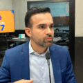 Palestrante em congresso médico apresenta técnicas modernas de cirurgia da coluna